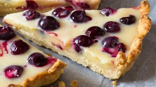 Urzekająca tarta z budyniem i czereśniami na letni deser. Ten przepis uświetnia rodzinne przyjęcia