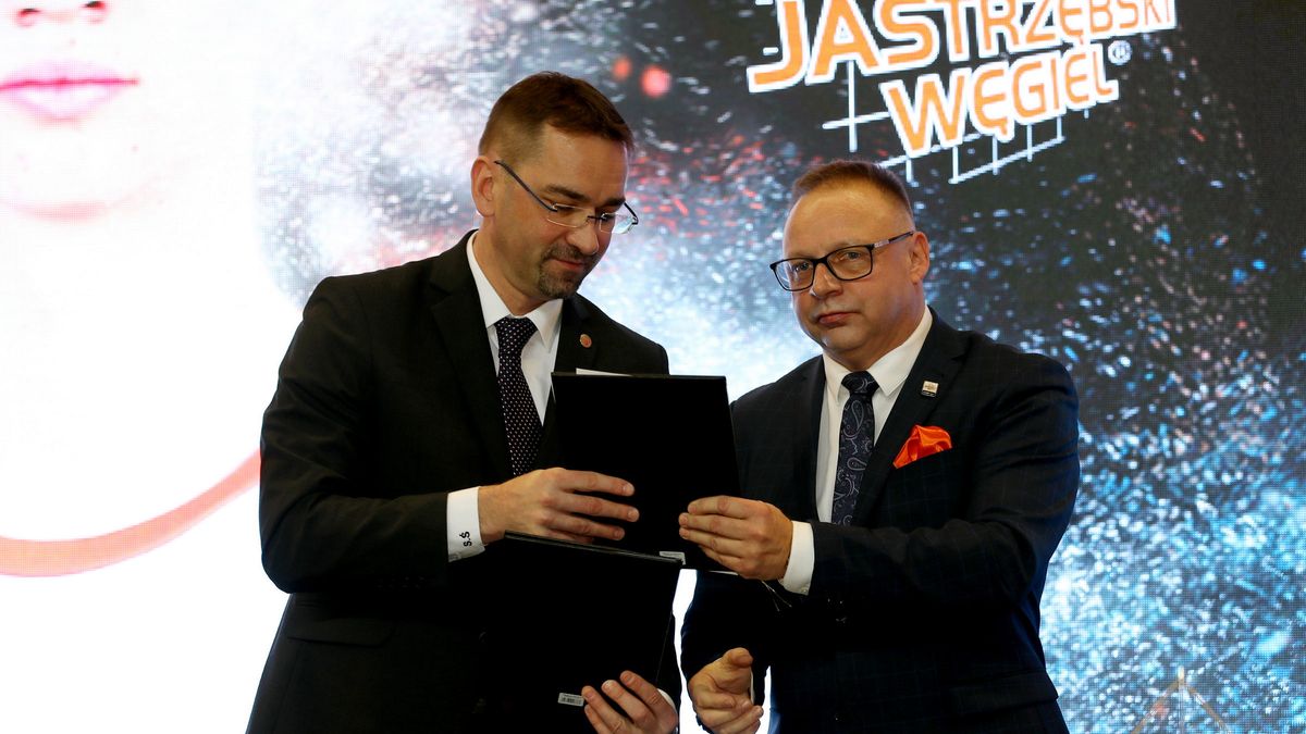 Na zdjęciu od lewej: Prezes PZPS Sebastian Swiderski i prezes Jastrzębskiego Węgla Adam Gorol
