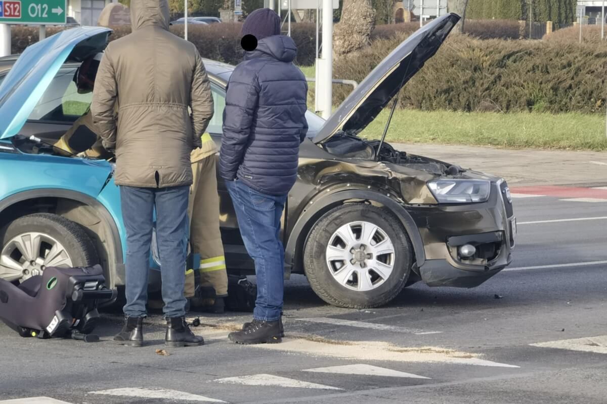Zderzenie audi z suzuki na rondzie Dmowskiego w Lublinie