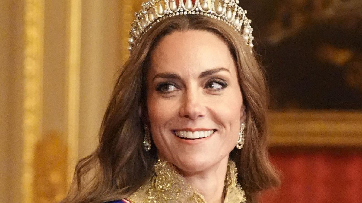 Tiara, którą na głowie miała księżna Kate  kosztuje krocie.