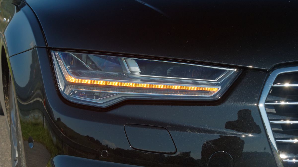 Wyjeżdżając z ulicy podporządkowanej poczekaj, aż kierowca sygnalizujący zamiar skrętu zacznie wykonywać manewr