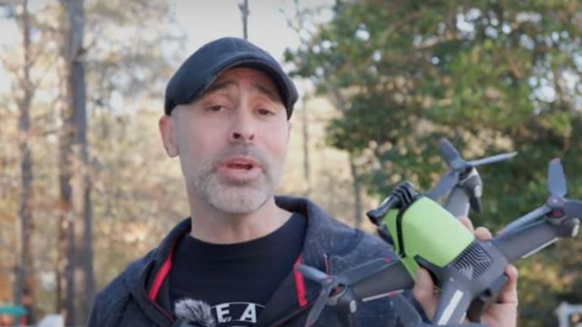 Jak skutecznie wyczyścić dach? Fotograf użył do tego drona 1