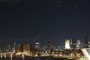 Izrael znów pod ostrzałem. Spadł pocisk balistyczny