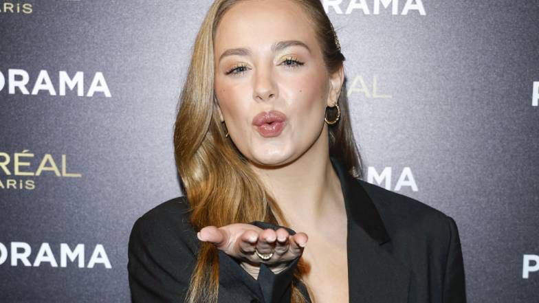 Wiktoria Gąsiewska prezentuje komunijny look, pozując w kreacji z GŁĘBOKIM dekoltem. Odważnie? (ZDJĘCIA) 