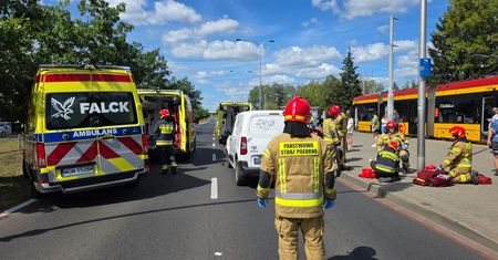 Warszawa: samochód wjechał w pieszych na przejściu. Cztery osoby w szpitalu
