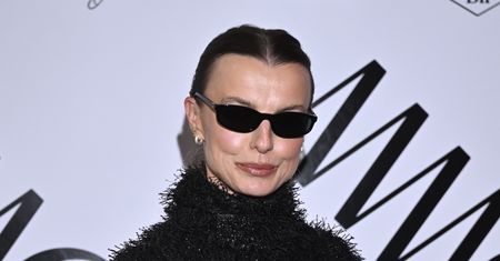 Efektowne okulary i skórzana sukienka. Stylizacja Sokołowskiej na pokazie MMC przyciąga wzrok