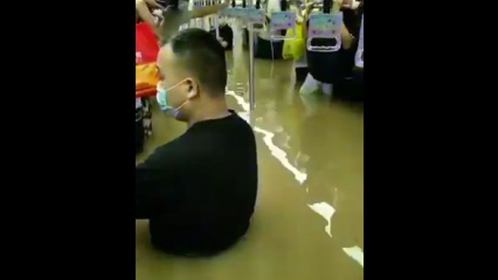 Chiny. Pasażerowie metra stali do pasa w wodzie