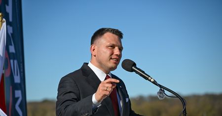 "Zaskakująca" decyzja u Mentzena ws. pozwu Hołowni