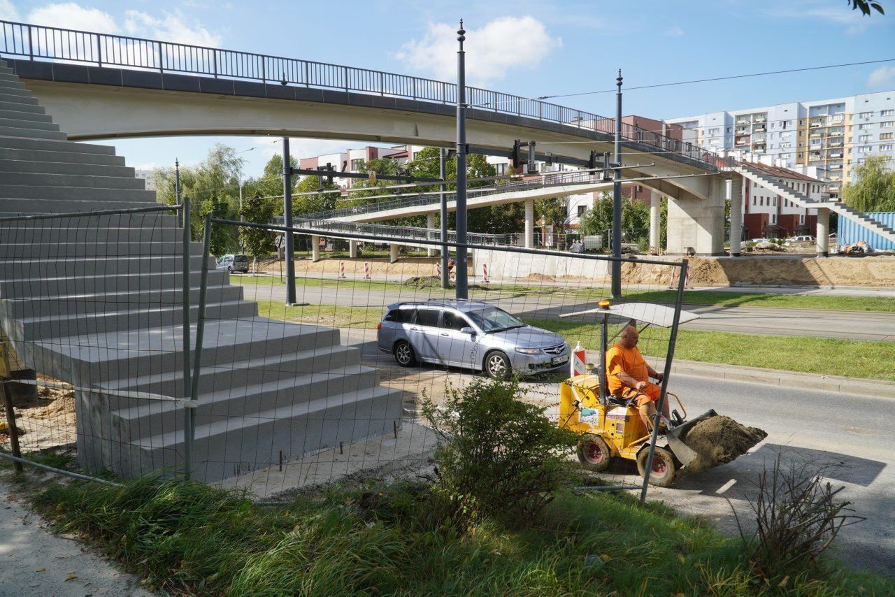 Łódź: Kładki na Retkini coraz bliżej końca, na jednej z konstrukcji pojawiły się barierki