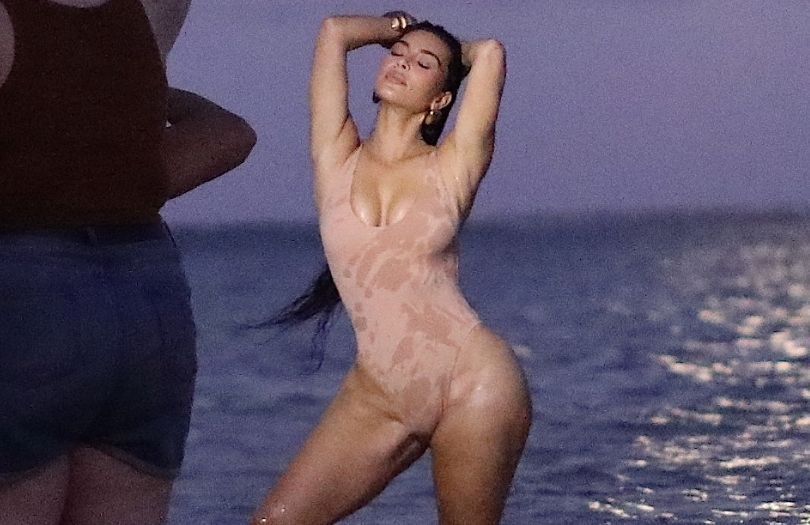 Kim Kardashian wygina się podczas nocnej sesji na Karaibach
