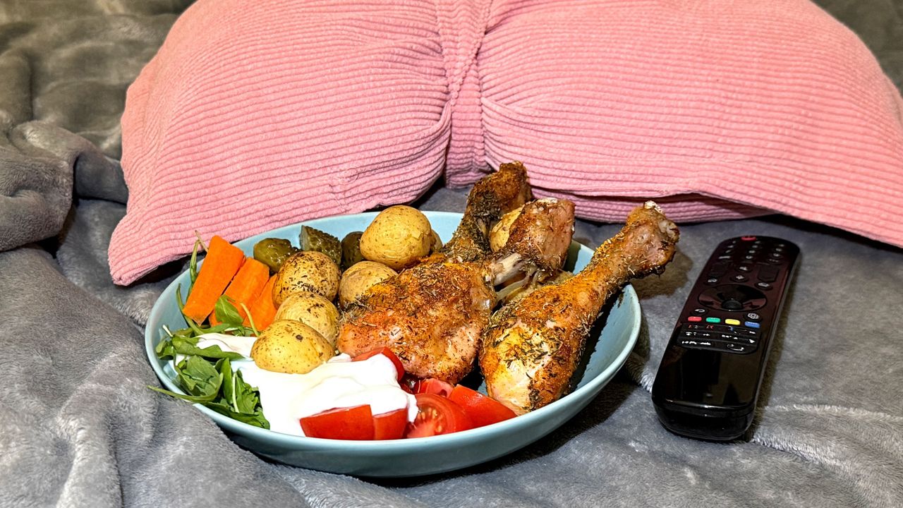 Jesz w łóżku? Zobacz, jak to wpływa na organizm