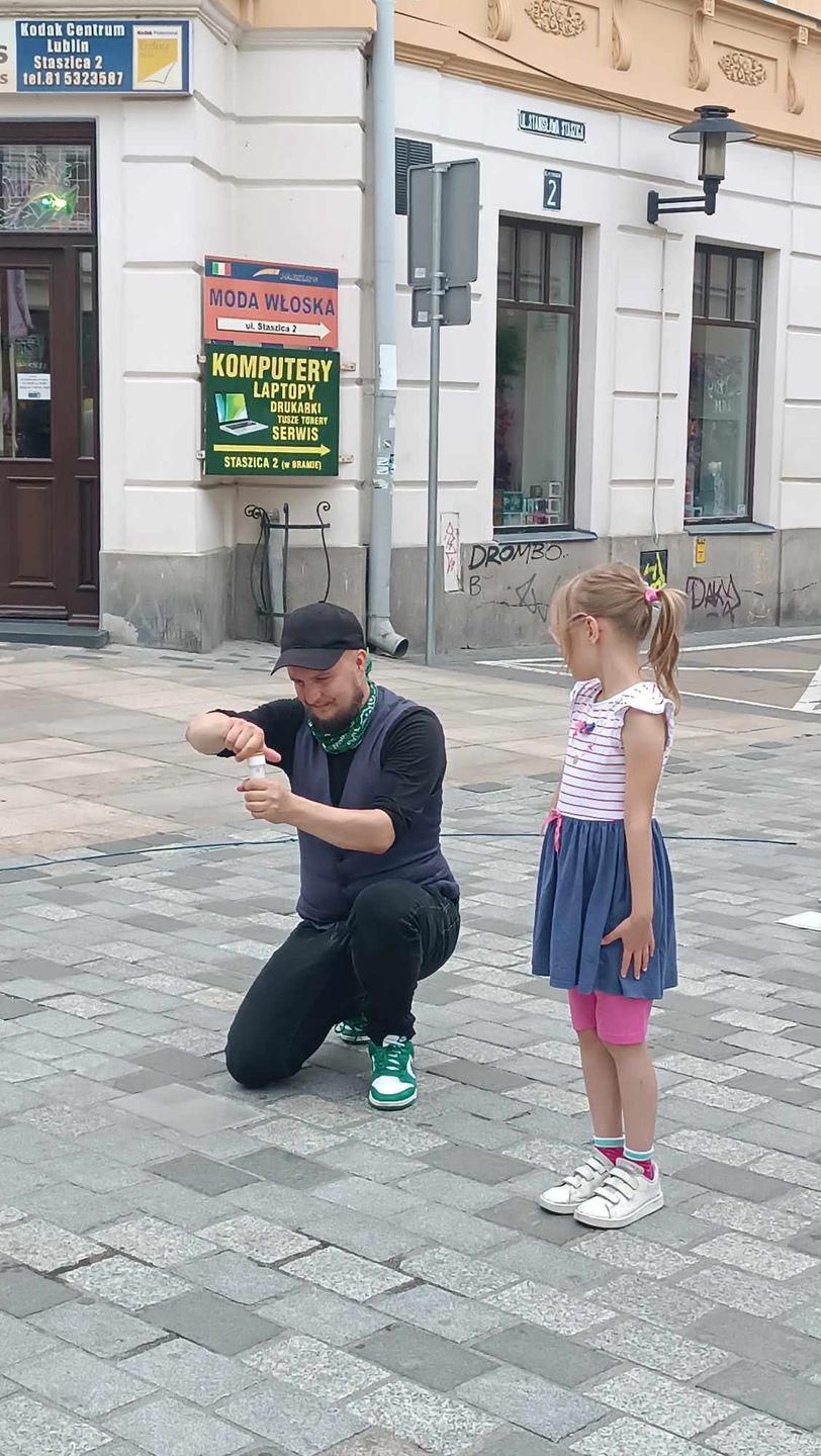 Iluzjonista podczas Nocy Kultury w Lublinie 