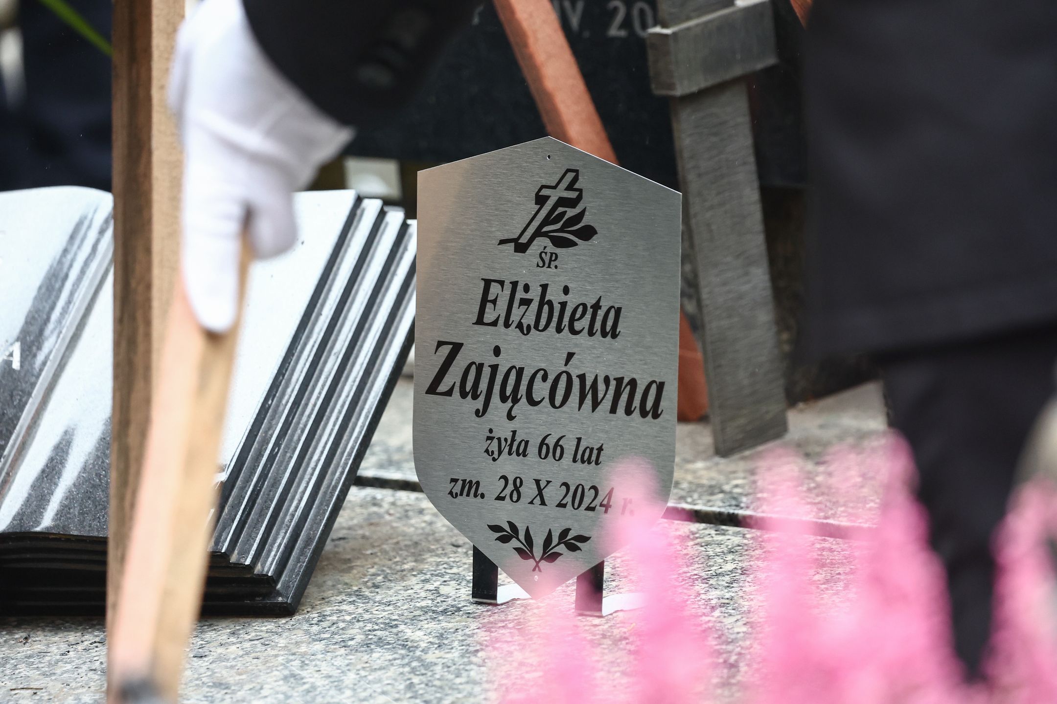 Art Service
cmenatrz, El�bieta Zaj�c�wna, pogrzeb, pogrzebowe