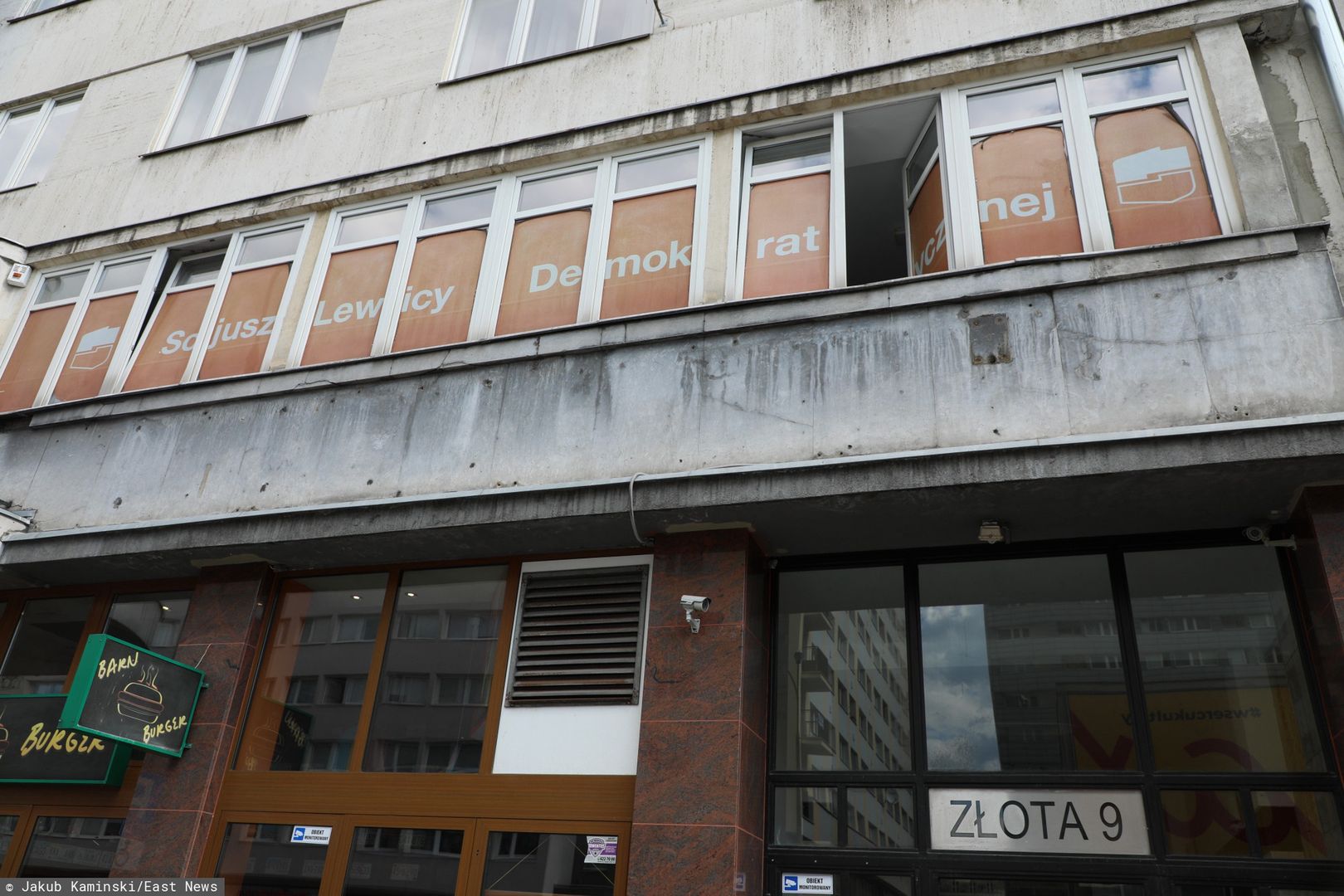 Warszawa. "Ślady strzału" na szybie biura SLD. Policja wskazuje na broń pneumatyczną 