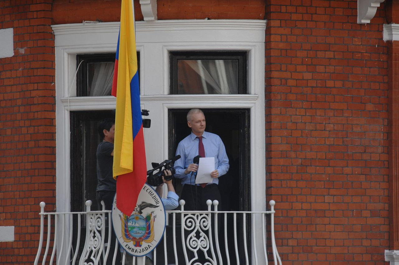 Julian Assange w oknie londyńskiej ambasady Ekwadoru (źródło: Wikimedia)