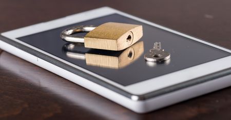 Smartfon niekontrolowany: metody i narzędzia do obrony przed inwigilacją
