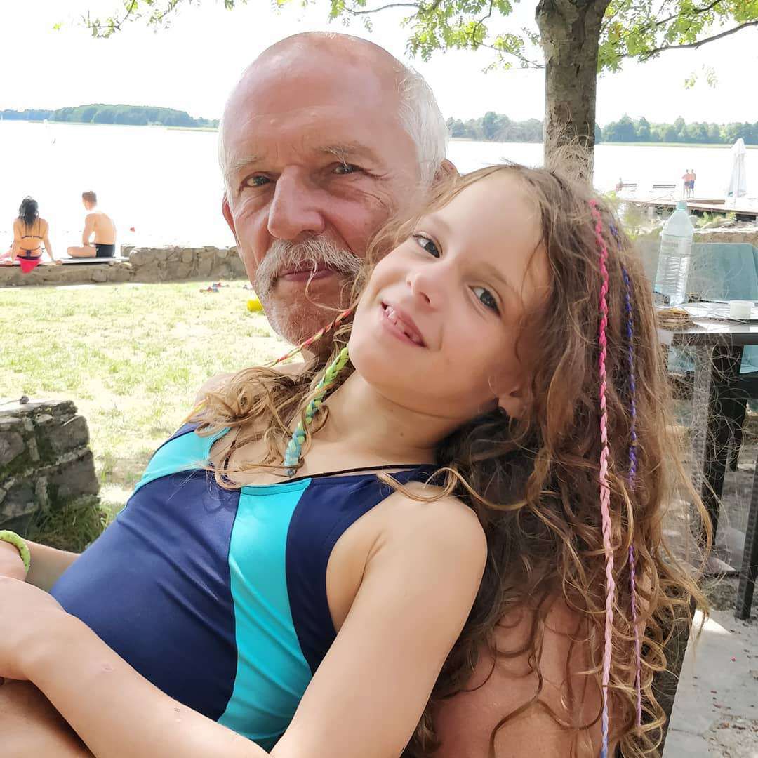 Janusz Korwin-Mikke szaleje z młodą żoną i dziećmi na Mazurach