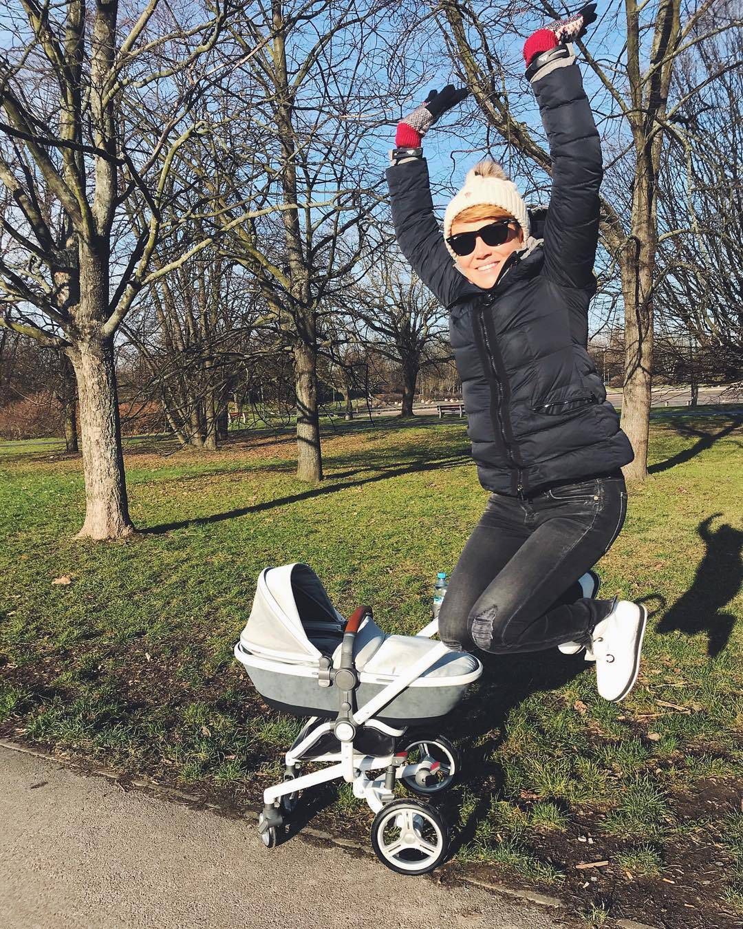 Katarzyna Zielińska z synem na pierwszym spacerze