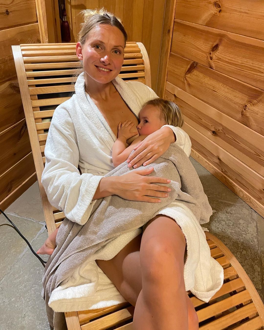Joanna Moro w saunie z dzieckiem