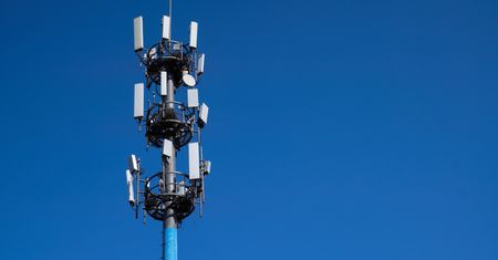 UKE wyjaśnia: sieć 5G jest bezpieczna dla ludzi i nie ma związku z koronawirusem