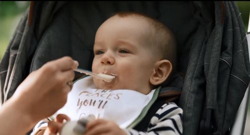 Maluch zajada się bio serkiem w reklamie Carrefoura. W spocie Wojciech Mecwaldowski