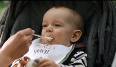 Maluch zajada się bio serkiem w reklamie Carrefoura. W spocie Wojciech Mecwaldowski