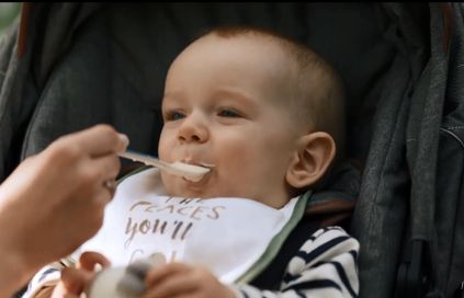 Maluch zajada się bio serkiem w reklamie Carrefoura. W spocie Wojciech Mecwaldowski