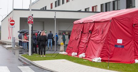 Koronawirus. Tragedia w Lesznie. 62-latek zmarł w kolejce do punktu wymazowego