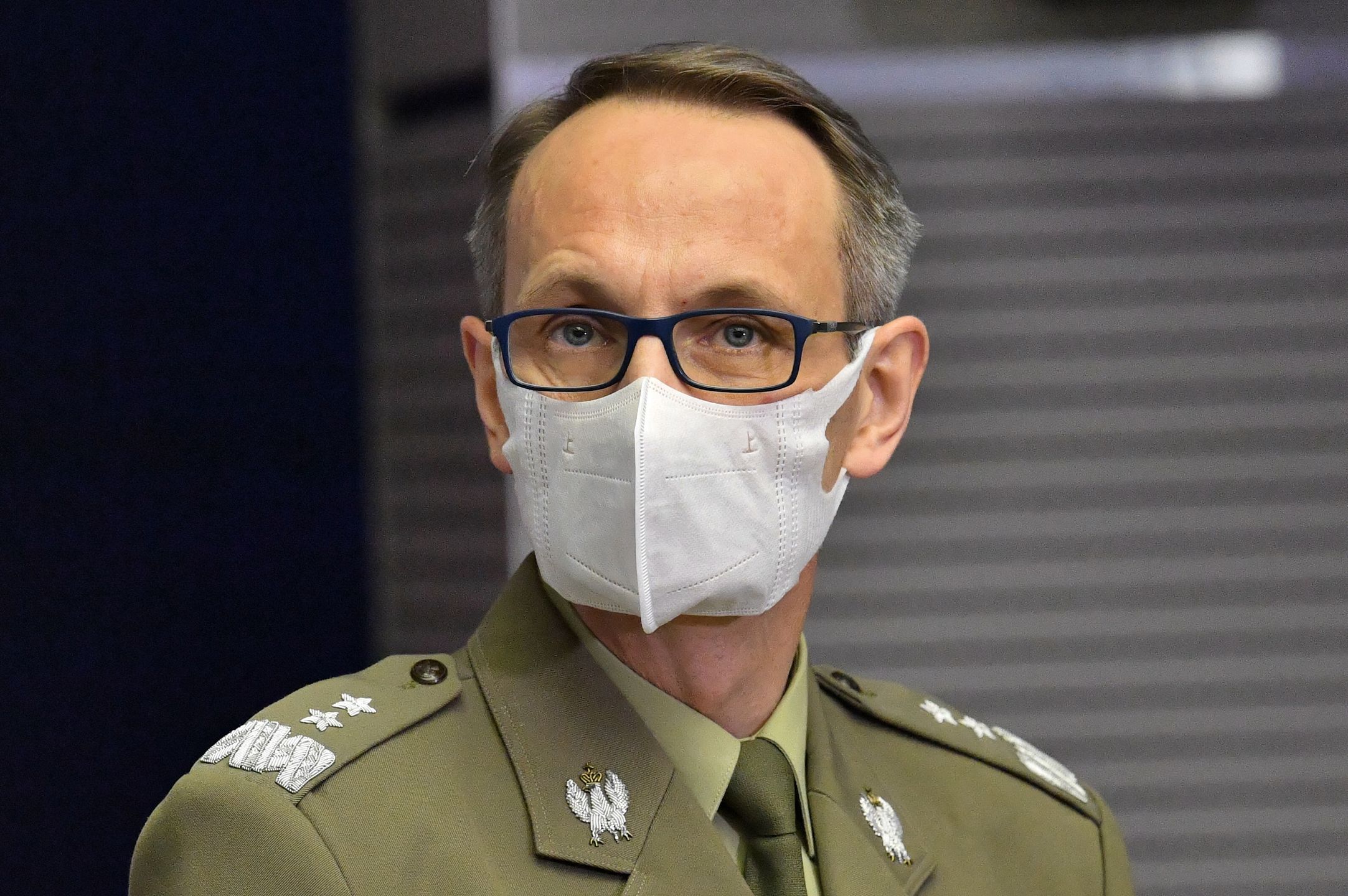 Gen. Grzegorz Gierelak jest generałem broni, profesorem nauk medycznych (choroby wewnętrzne-kardiologia) i od 2007 r. dyrektorem WIM