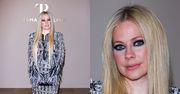 Dawno niewidziana Avril Lavigne prezentuje WYMALOWANE LICO na pokazie mody w Paryżu (ZDJĘCIA)