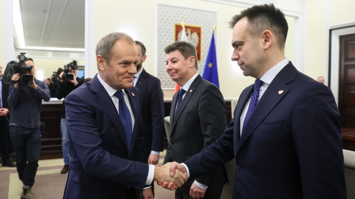 Warszawa, 27.12.2023. Premier Donald Tusk (3P), szef KPRM Jan Grabiec (2P) oraz minister finansów Andrzej Domański (P) przed rozpoczęciem posiedzenia rządu, 27 bm. w siedzibie Kancelarii Prezesa Rady Ministrów w Warszawie. (amb) PAP/Leszek Szymański