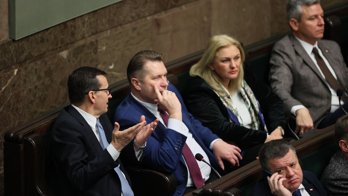Mateusz Morawiecki, Przemys�aw Czarnek
Warszawa, 15.11.2022. Premier Mateusz Morawiecki (L) oraz minister edukacji i nauki Przemys�aw Czarnek (2L) na sali obrad Sejmu w Warszawie, 15 bm. Ni�sza izba parlamentu rozpoczyna trzydniowe obrady, b�dzie m.in. kontynuowa� prace nad projektami ws. uprawnie� komisji ds. pedofilii. W harmonogramie obrad znalaz� si� te� projekt o zmianach w podatku bankowym. (amb) PAP/Leszek Szyma�ski
Leszek Szyma�ski
obrad, parlament, polityka, posiedzenie, sala, sejm, 66 66. posiedzenie posiedzenia, 9 9. IX, kadencja kadencji, sala obrad posiedze�