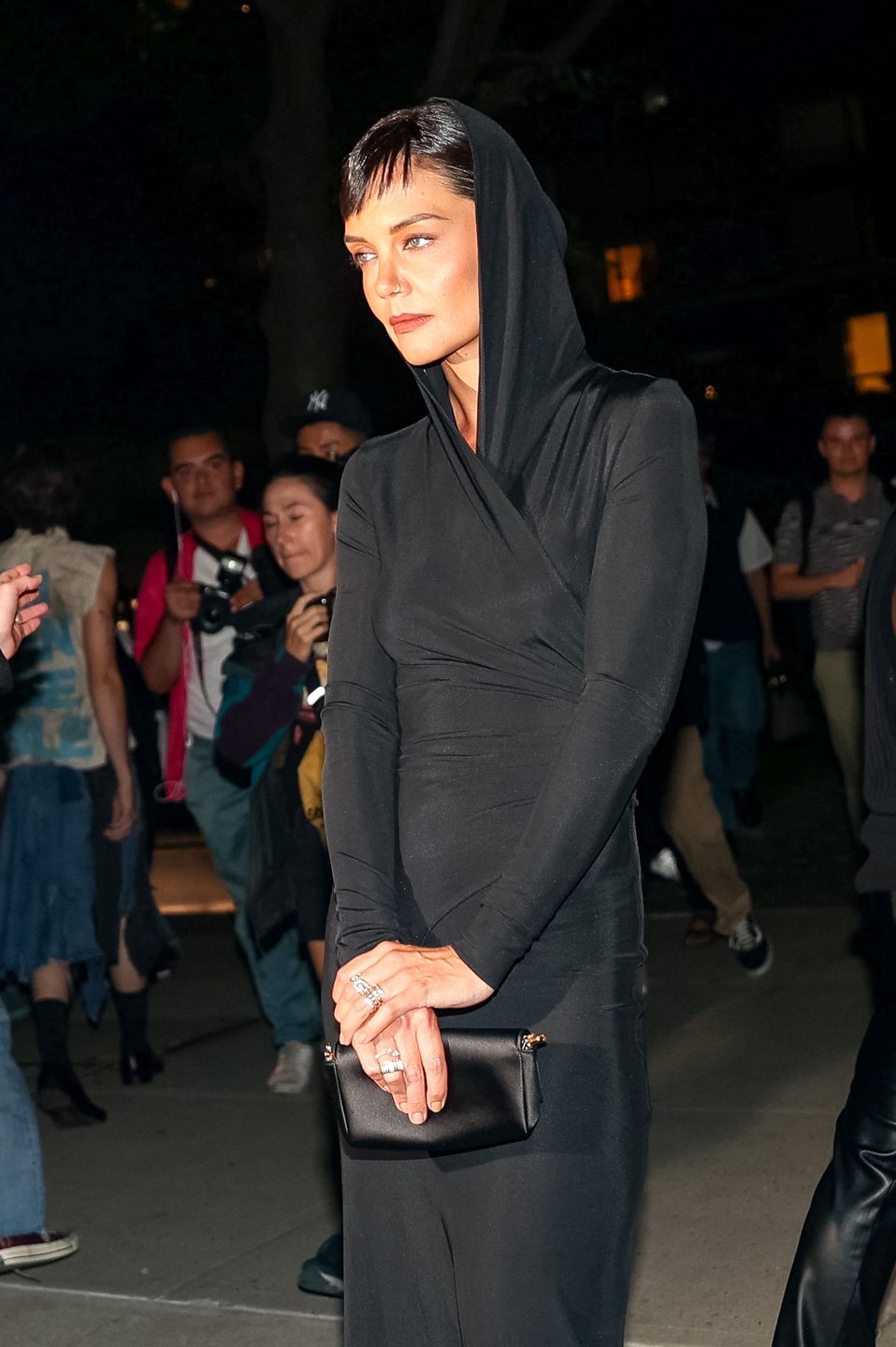 Katie Holmes w minimalistycznej sukience z kapturem