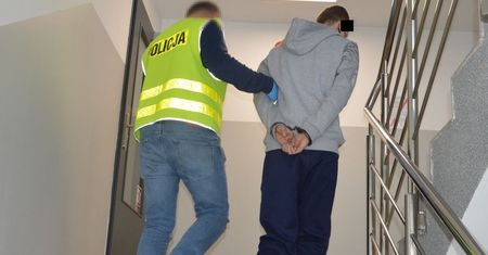 Napadł na idącą kobietę. Nie puściła torebki, to pchnął ją i zaczął uderzać