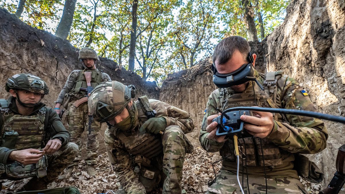 �o�nierze
Obw�d charkowski, Ukraina, 12.10.2024. �o�nierze oddzia�u dron�w ("aeogrupy") 154. brygady Si� Zbrojnych Ukrainy na pozycjach w pobli�u frontu w obwodzie charkowskim. Trwa inwazja Rosji na Ukrain�. (jm) PAP/Mykola Kalyeniak
Mykola Kalyeniak
charkowski, dron drony dronowy dronowe, front, inwazja, inwazjafront, obw�d, si�y zbrojne, SZU, wojna, ZSU, aeogrupa, oddzia� dron�w, wojsko, �o�nierze