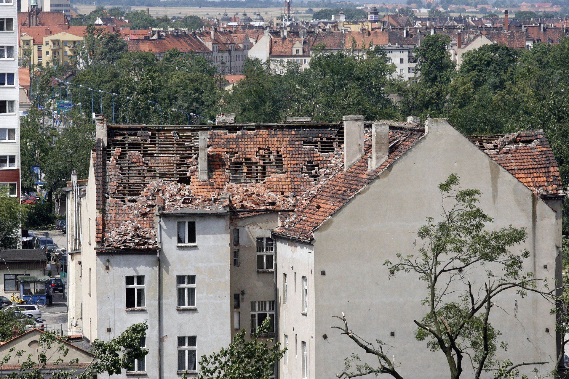 16 lat temu huragan zdewastował Legnicę. Zniszczenia były ogromne. Zobacz zdjęcia