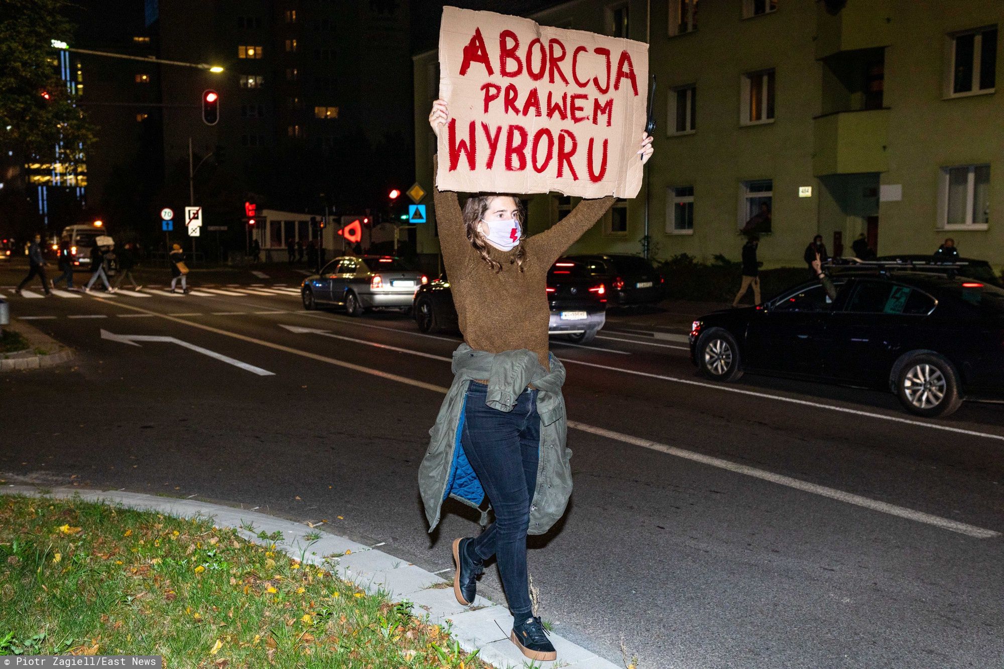 Młoda kobieta protestuje przeciw wyrokowi TK