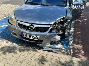 Warszawa: Na dwóch zakazach jechał autem. Spowodował zderzenie z innym pojazdem. Został zatrzymany
