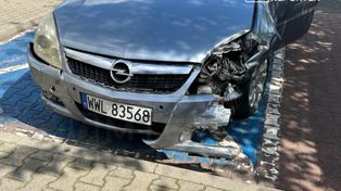 Warszawa: Na dwóch zakazach jechał autem. Spowodował zderzenie z innym pojazdem. Został zatrzymany