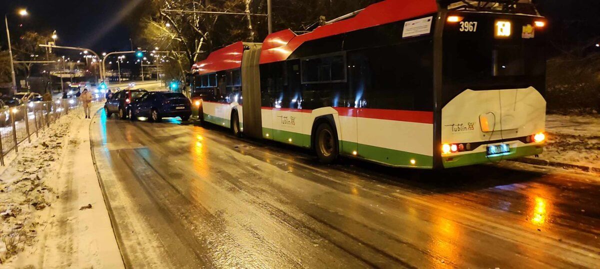 Zderzenie pięciu pojazdów, w tym autobusu i karetki, na al. Andersa