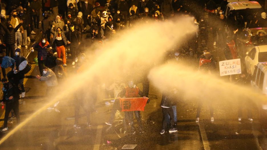 Turkish riot police police use water cannons to disperse protesters during a protest against the arrest of Istanbul Mayor Ekrem Imamoglu in Ankara, Turkey, 22 March 2025. EPA/NECATI SAVAS Dostawca: PAP/EPA.