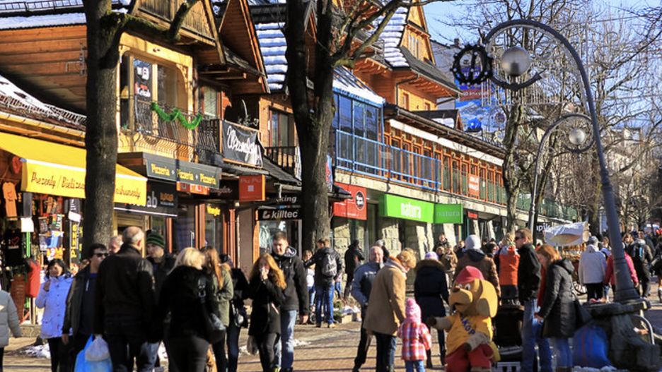 W Zakopanem na Krupówkach tłoczno - zaczęli się zjeżdżać uczestnicy sylwestrowej imprezy pod Giewontem