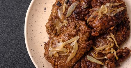Do wątróbki dodaję kilka składników. Mam danie jak z najlepszej restauracji