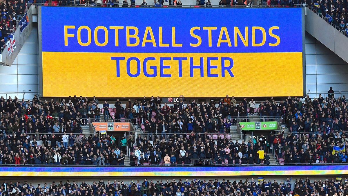 FIFA zawiesiła Rosję we wszystkich rozgrywkach. Na zdjęciu: transparent "piłka nożna trzyma się razem" wywieszony przez angielskich fanów