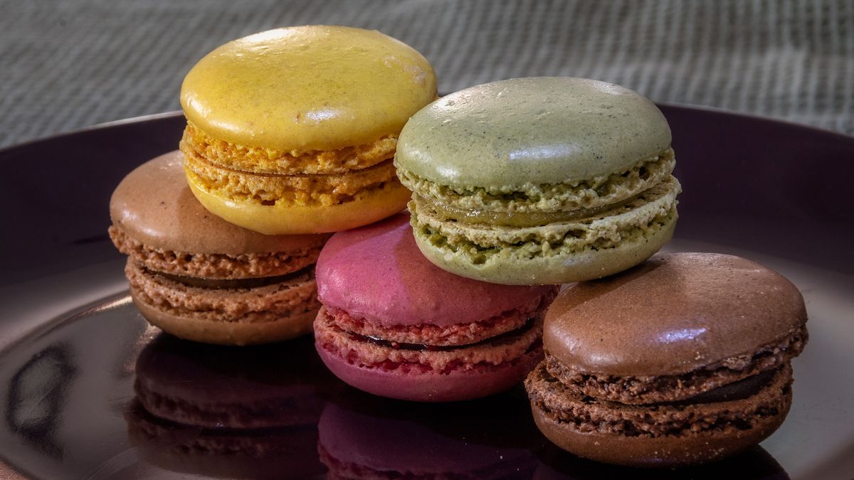 Makaroniki to delikatne, wielokolorowe i lekkie ciasteczka z delikatnym kremem w środku. 