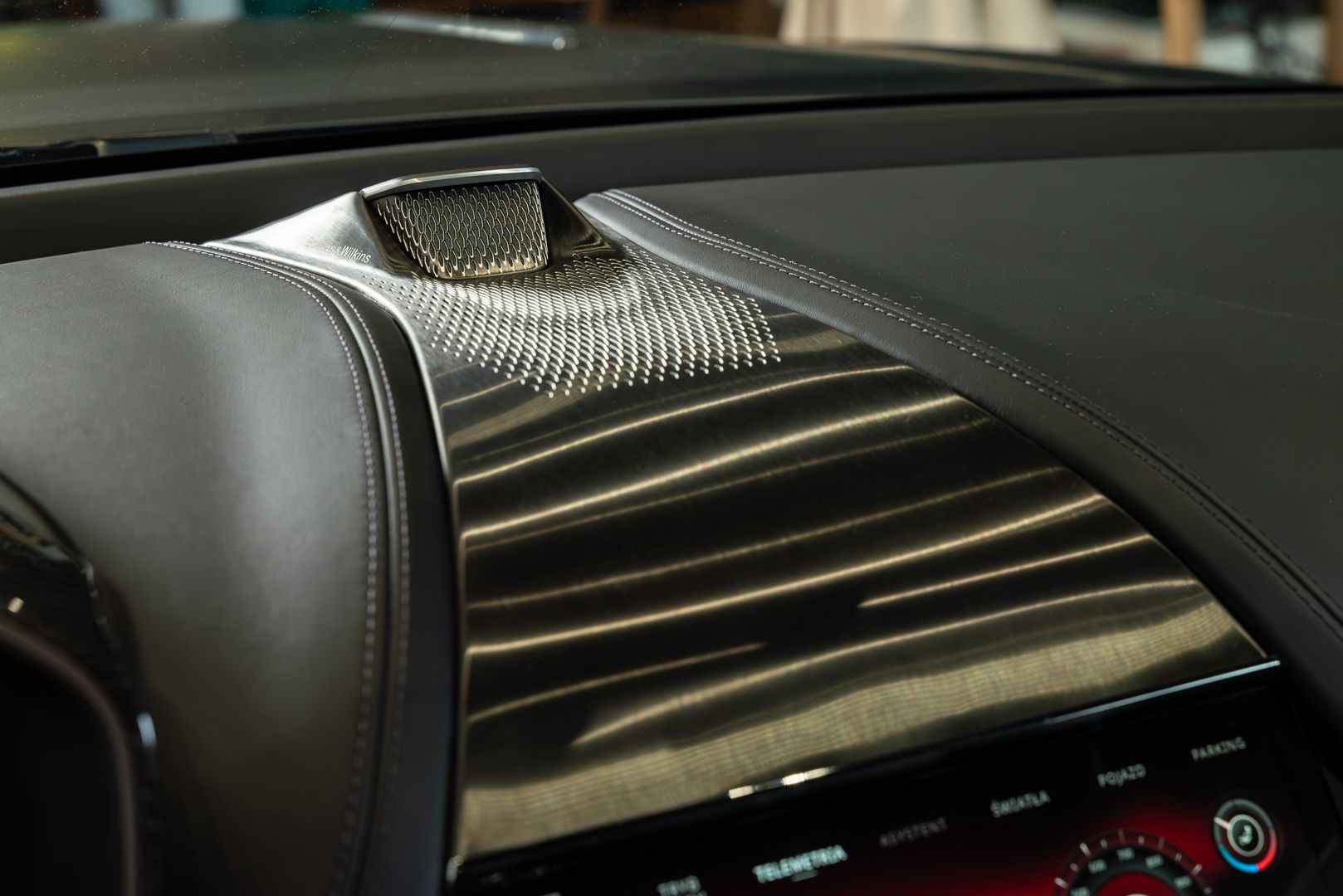 Aston Martin DBX S