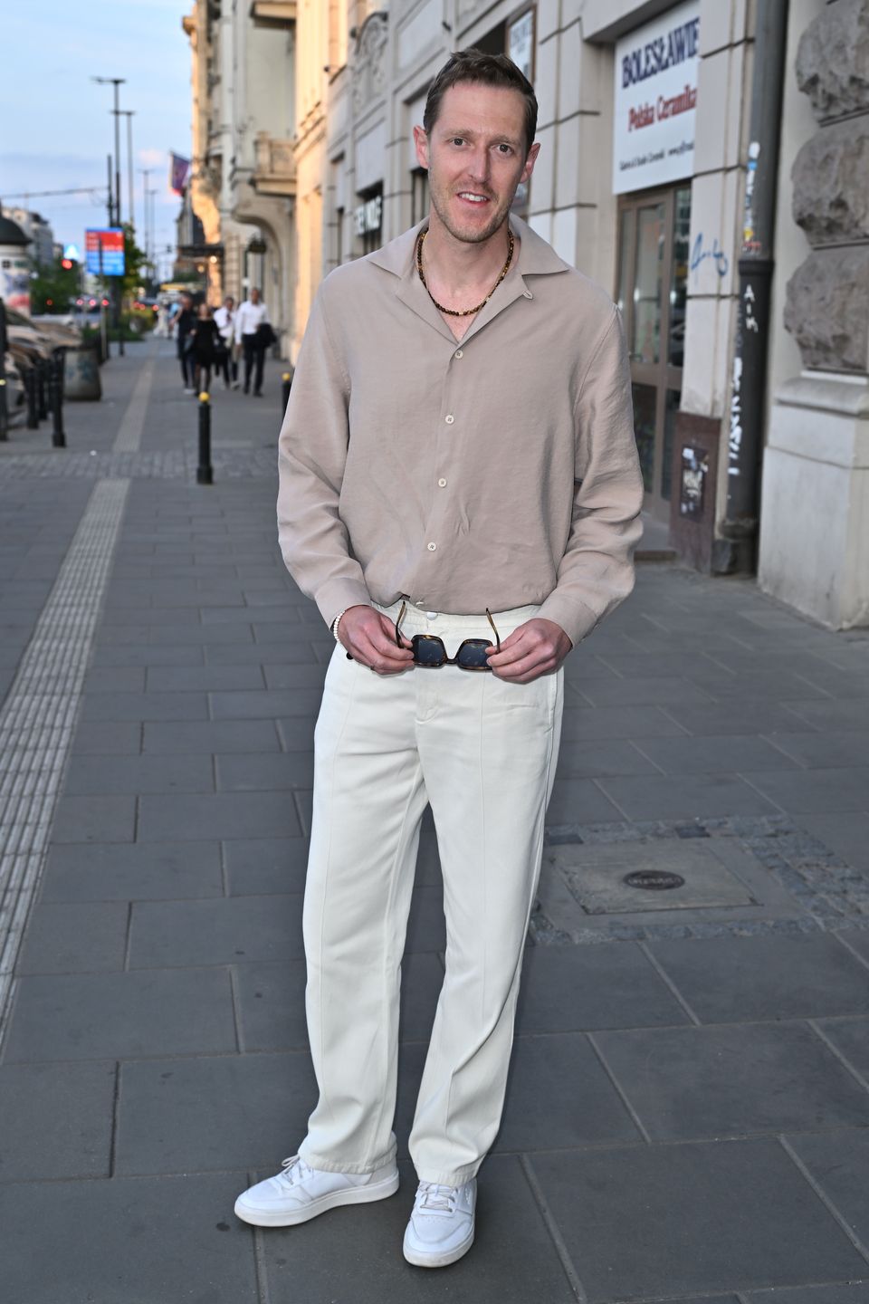 Garstka celebrytów na wernisażu 