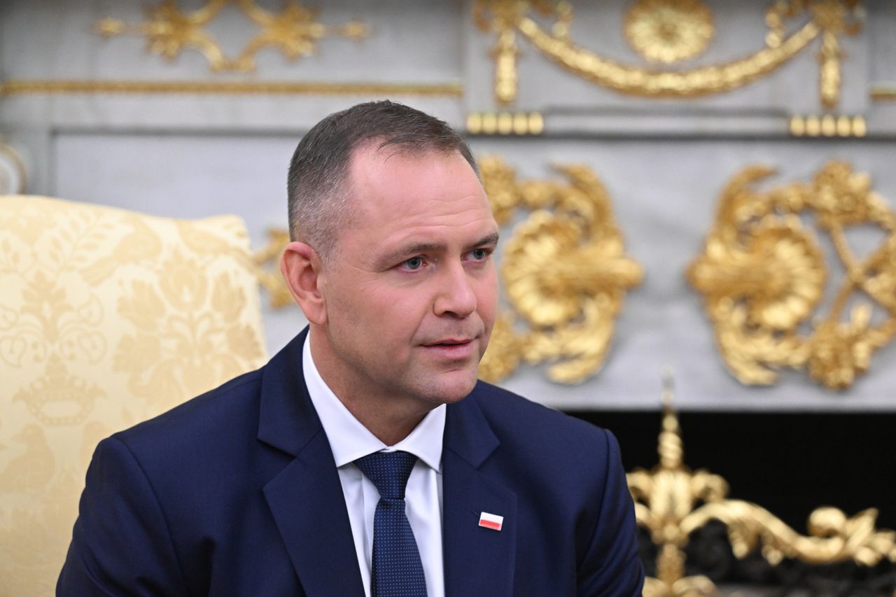 Nawrocki dostał prezent od Trumpa. Są na nim trzy słowa