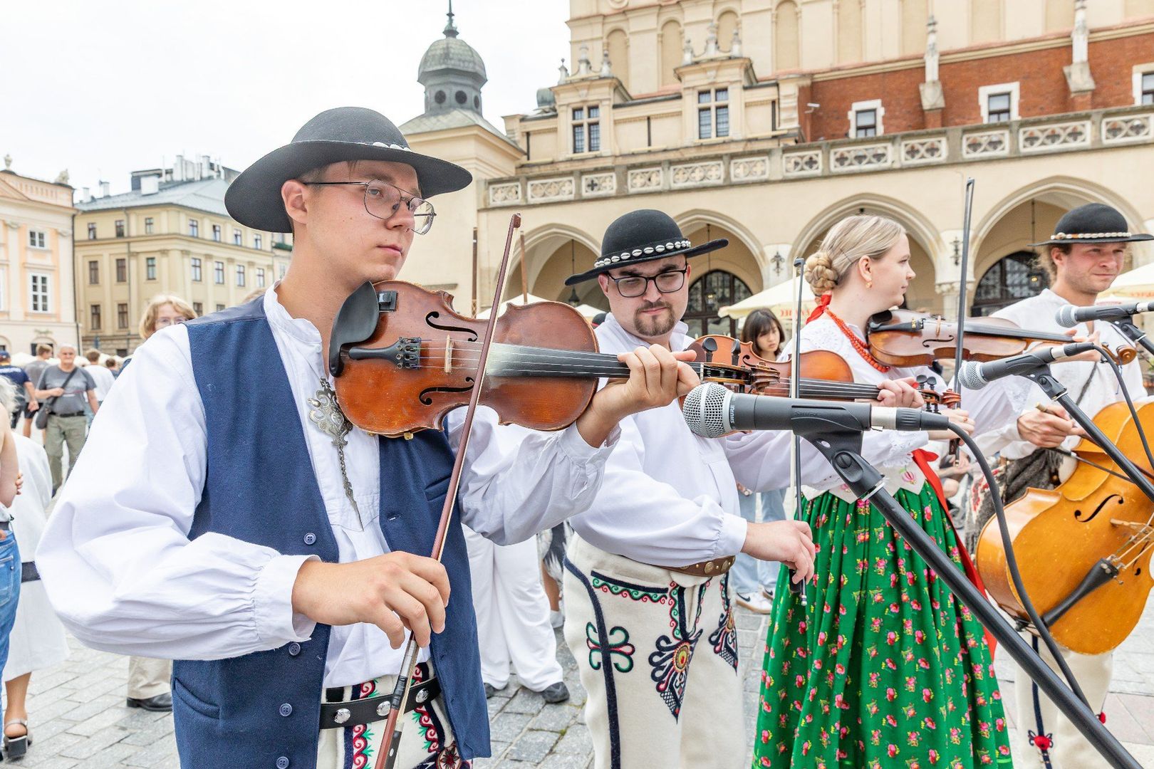 Zakopane promuje się na Rynku w Krakowie. Przyjechały zespoły folklorystyczne z muzyką, śpiewem i tańcem