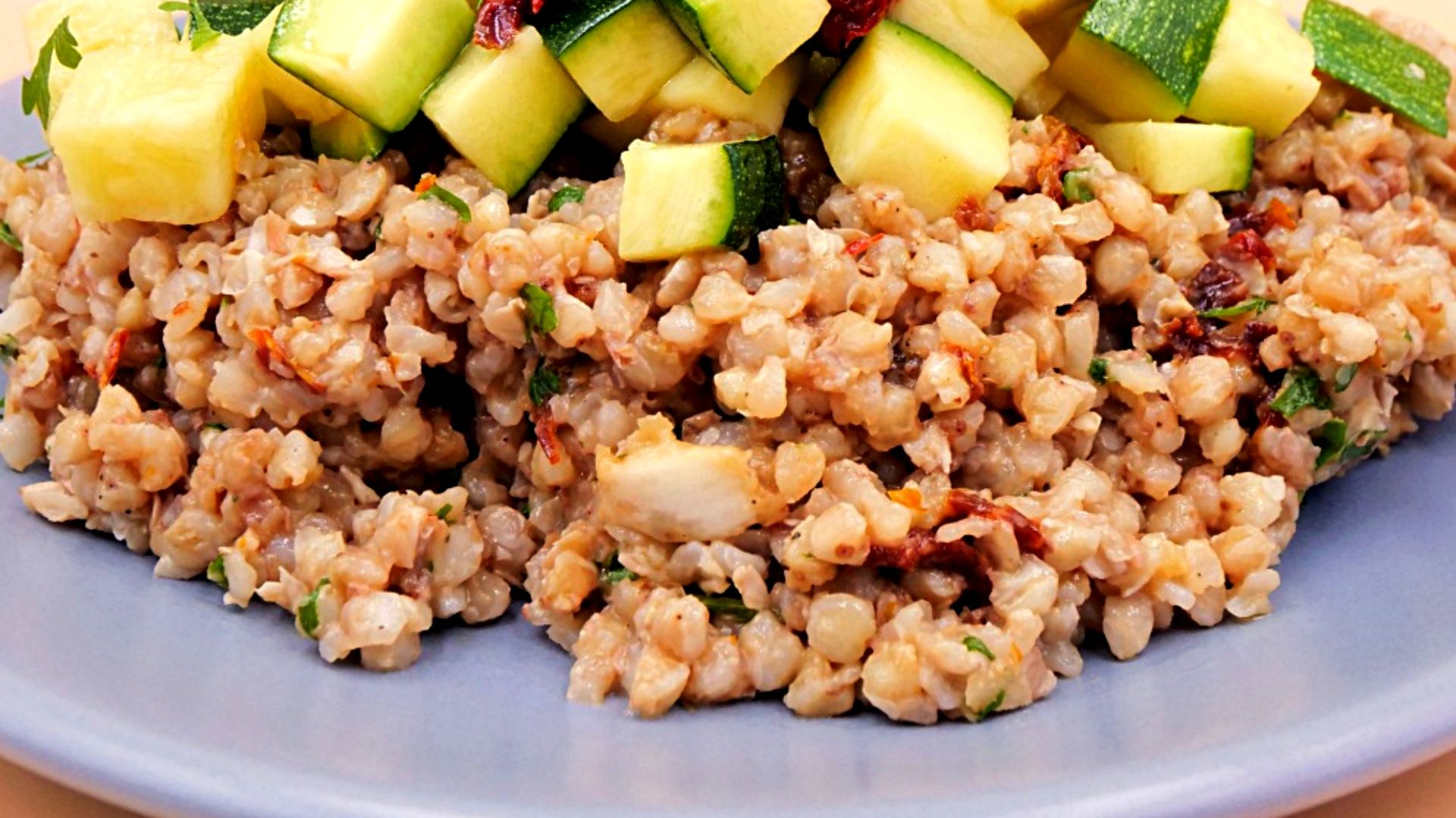 Kasza gryczana to wartościowy składnik codziennej diety, ale jej potencjał łatwo zmarnować przez niewłaściwe przygotowanie.